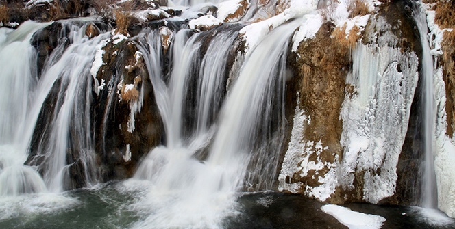 Muradiye Şelalesi kısmen dondu !