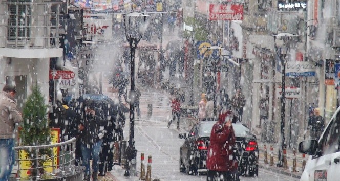 Bartın kent merkezinde kar yağışı