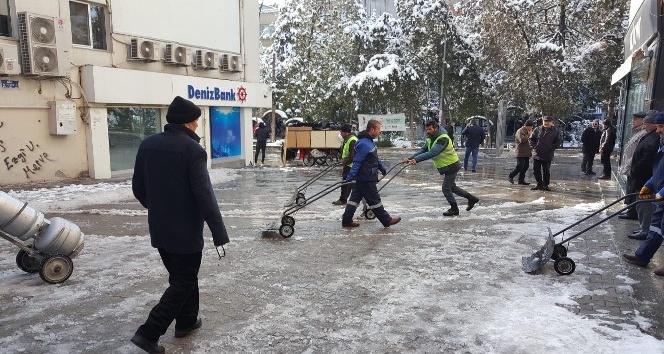 Kırıkkale’de kar ve buz temizleme çalışmaları