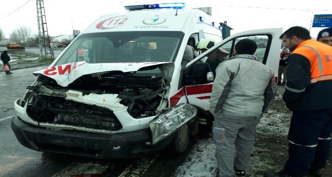 Ambulansla kamyonet çarpıştı: 2 yaralı