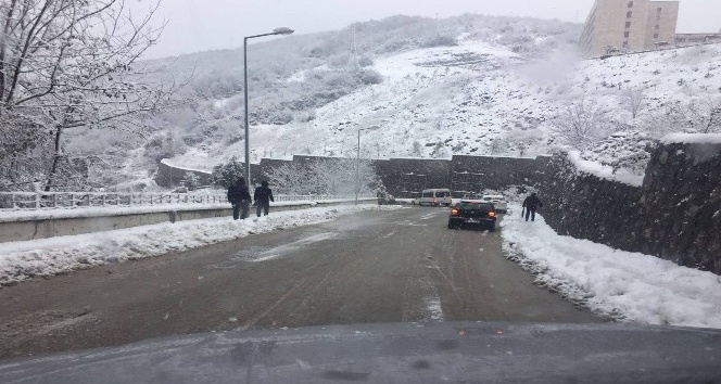Kozlu Belediyesi karla mücadele çalışmalarını sürdürüyor