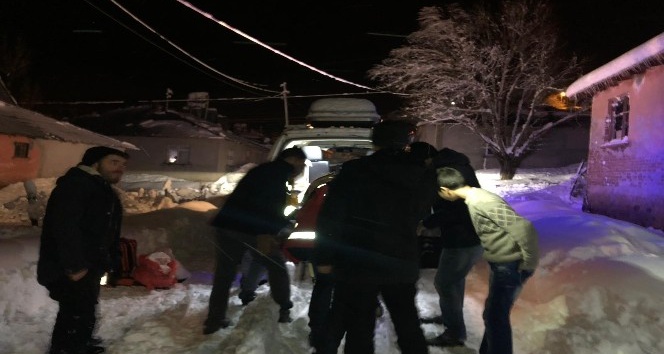 Kar yolları kapattı, hastalara uzun uğraşlar sonucu ulaşıldı