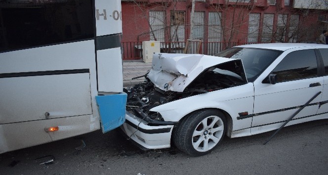 Malatya’da otomobil halk otobüsüne çarptı: 1 yaralı