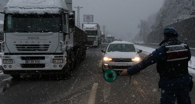 Zonguldak’ta kar küreme aracı devrildi