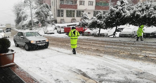 Zonguldak’ta kar ulaşımı aksattı, metrelerce araç kuyruğu oluştu