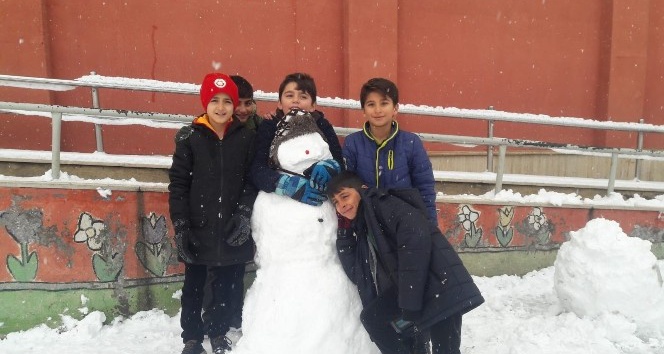 Çocuklar kar tatilini okulda öğrendi, doyasıya eğlendi