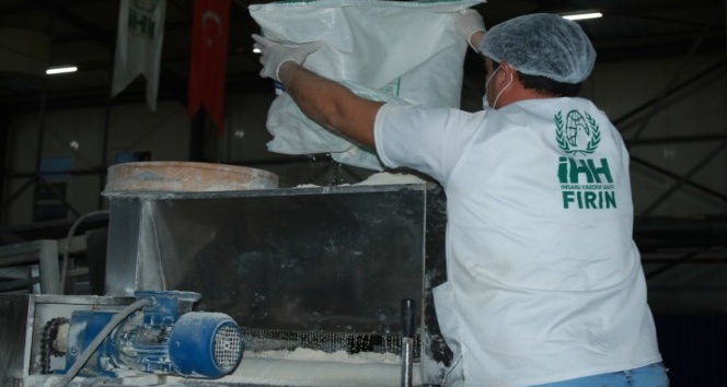 Suriye’de savaş mağduru ailelere 270 milyon ekmek