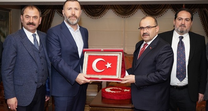 Trabzonspor Yönetim Kurulu’dan Vali Ustaoğlu ve Emniyet Müdürü Çevik’e ziyaret