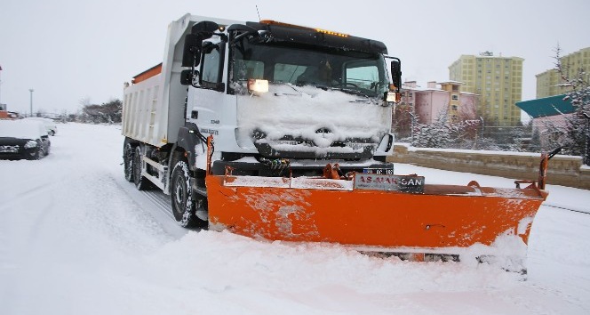 Karaman’da kar yağışı hayatı olumsuz yönde etkiliyor