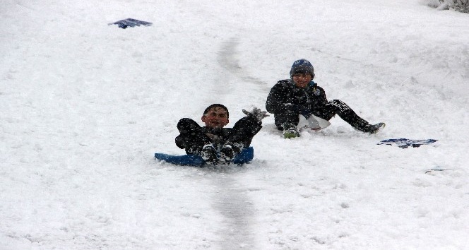 Düzce’de kar yağışı en çok çocukları sevindirdi