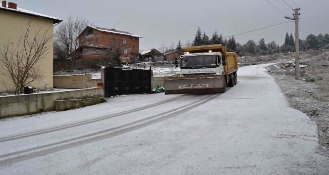 Karabük Belediyesi’nden don ve buzlanmaya karşı tuzlama çalışması