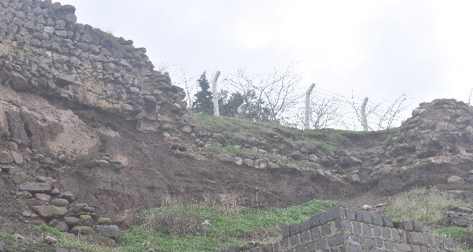 Şanlıurfa’da tarihi kalenin surları yağışlara dayanamadı