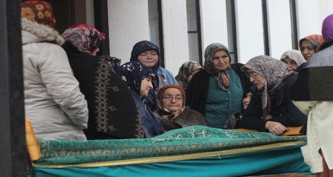 Çekirdek yerken çekirdek kabuğunun nefes borusunu tıkaması sonucu hayatını kaybeden genç akademisyen son yolculuğuna uğurlandı