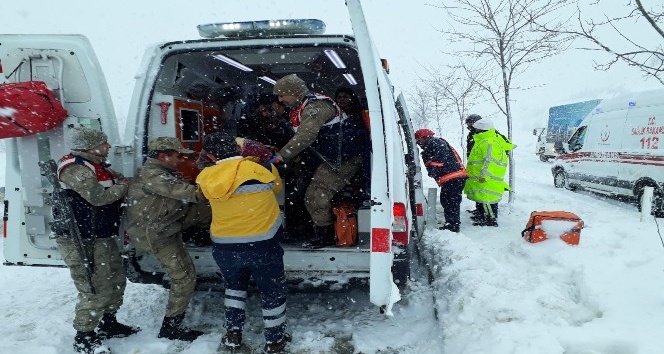 Malatya’da ambulans ile kamyonet çarpıştı: 4 yaralı