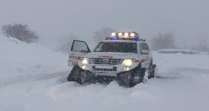Kar yolları kapattı, hastaya 2 saatlik çalışmayla ulaşıldı
