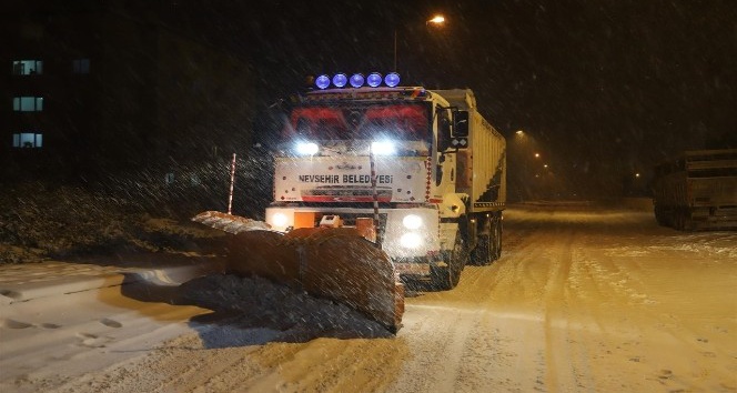 Nevşehir’de karla mücadele çalışmaları aralıksız sürüyor