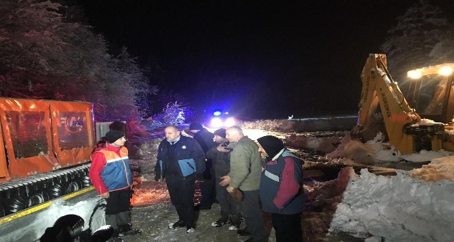 Kar nedeniyle yolda mahsur kalanların yardımına AFAD ekibi yetişti