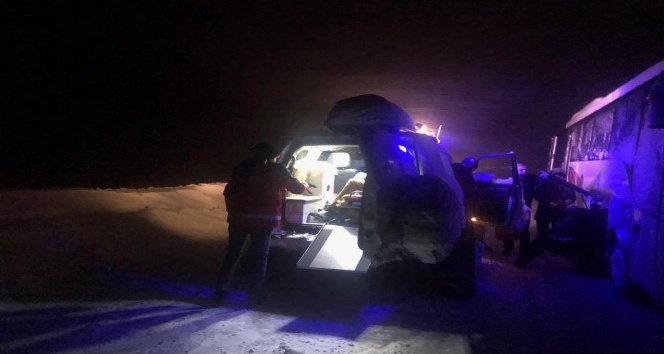 Kar ve tipi de Midibüste mahsur kalan  25 yolcu kurtarıldı