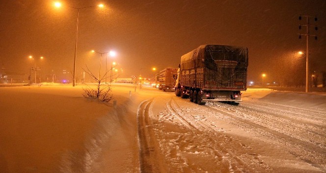 Kar ve tipi nedeniyle kapatılan yollar kontrollü olarak açıldı