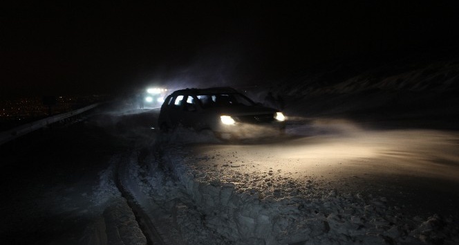 Karda mahsur kalan vatandaşın yardıma Erzincan Off-Road ekibi koştu