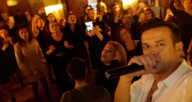 Sahnede kendisine takılan paraları yardım kuruluşlarına veriyor