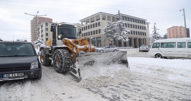 Nevşehir Belediyesi ekipleri kar mesaisinde