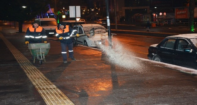 Kdz Ereğli Belediyesi gece boyu tuzlama yaptı