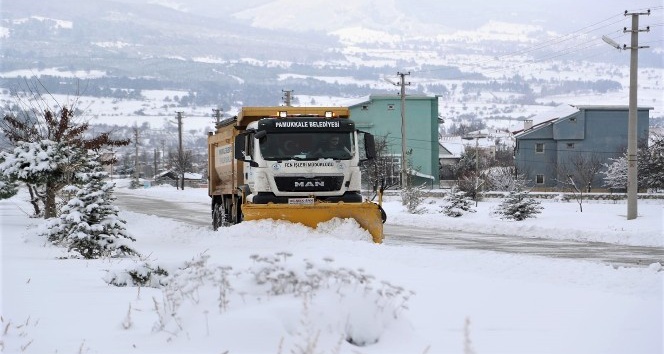 Pamukkale’de karla mücadele sürüyor