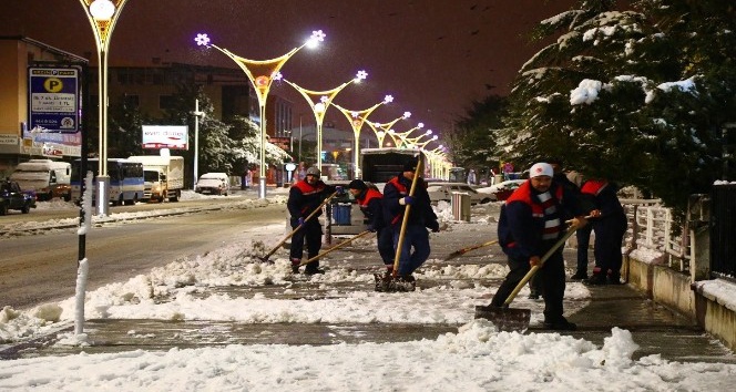 Erzincan’da karla mücadele ekiplerinden yoğun mesai