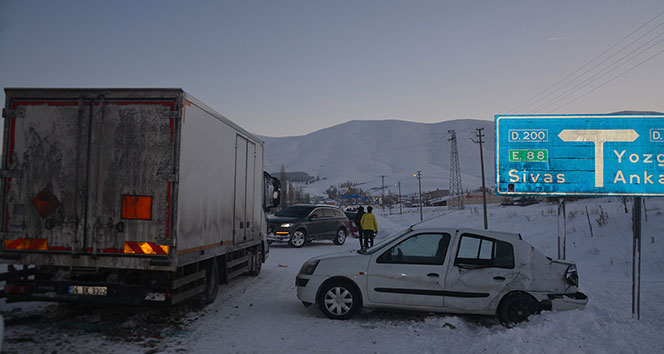 Sivas’ta trafik kazası: 3 yaralı!