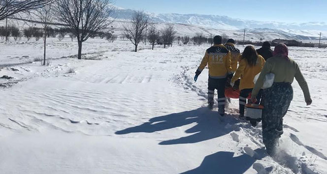 112 ekibi mahsur hastayı sedyeyle 2 kilometre taşıdı