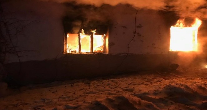 Köy evinde geceyi aydınlatan yangın