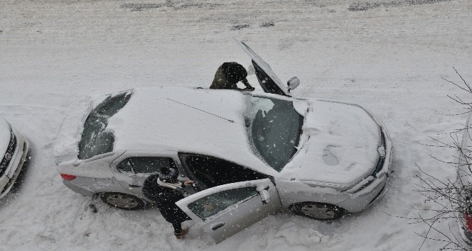 Kars’ta 76 köy yolu ulaşıma kar engeli