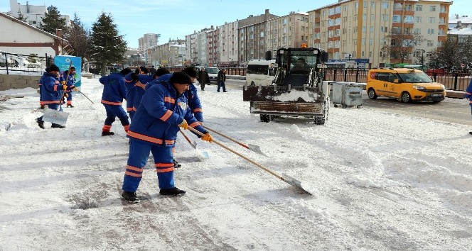 Belediyeden kar küreme ve solüsyon çalışması