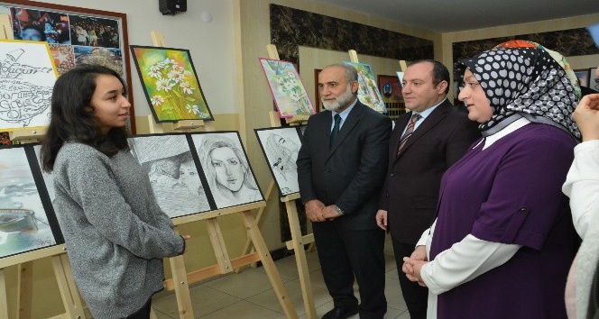 Kız öğrencilerden muhteşem sergi