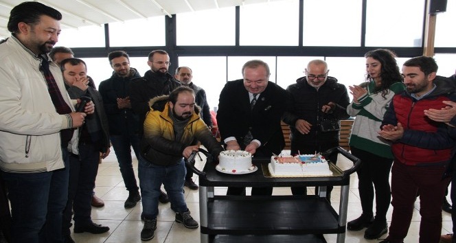 Gazetecilerden Şahiner’e sürpriz doğum günü kutlaması