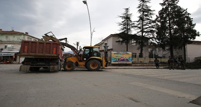 Akyazı Belediyesi ekipleri fırtına mesaisi yapıyor