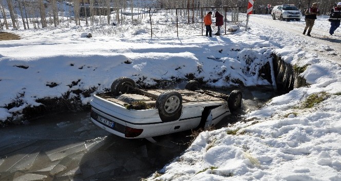 İteklenen otomobil buz tutmuş kanala düştü