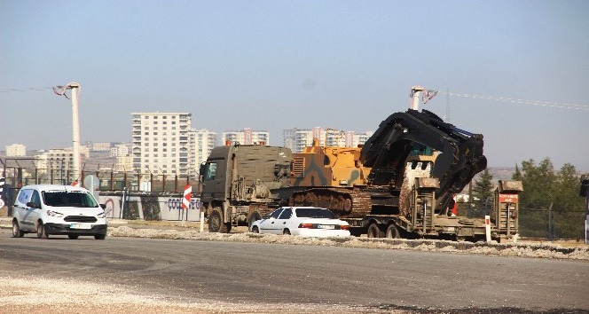 Suriye sınırına askeri iş makineleri sevk edildi
