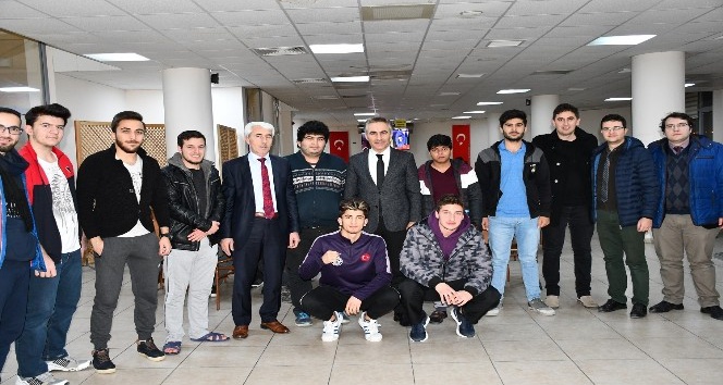 Müdür Arıcıoğlu öğrencileri yurtlarında ziyaret etti