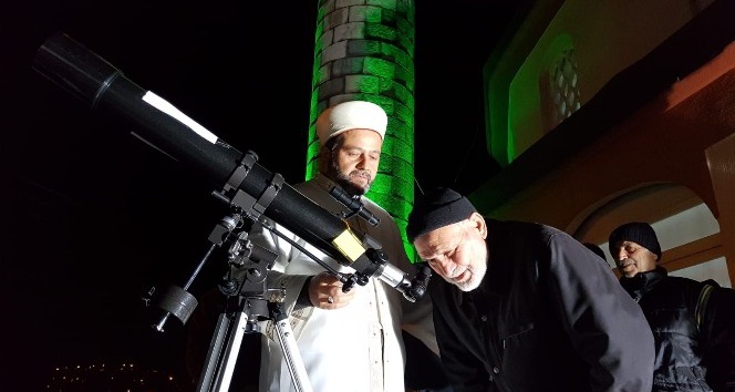 Camiye ilgiyi arttırmak için caminin damına teleskop kurdu