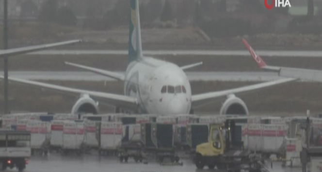 Camı çatlayan uçağın yolcuları mahsur kaldı