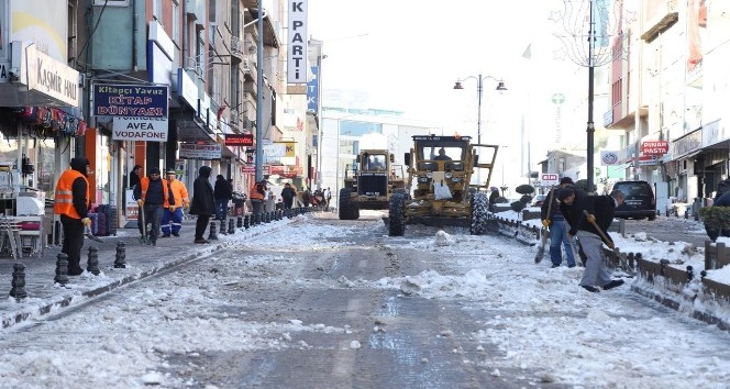 Nevşehir’de belediye ekipleri kar temizliği yapıyor