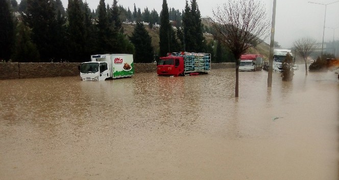 İzmir’de aşırı yağıştan yol kapandı