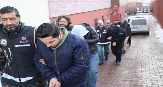Suriyelilere sahte kimlik ve ikametgah belgesi düzenleyen 7 kişi adliyeye sevk edildi