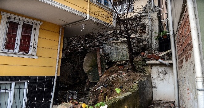 Kağıthane’de istinat duvarı çöktü, bitişikteki 2 bina boşaltıldı