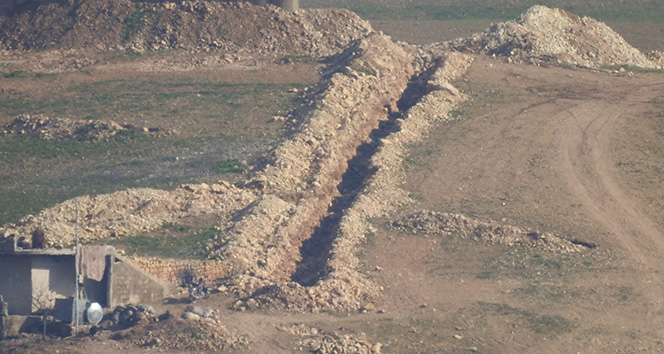 Terör örgütünün Münbiç’teki tünel girişleri ve hendekleri görüntülendi