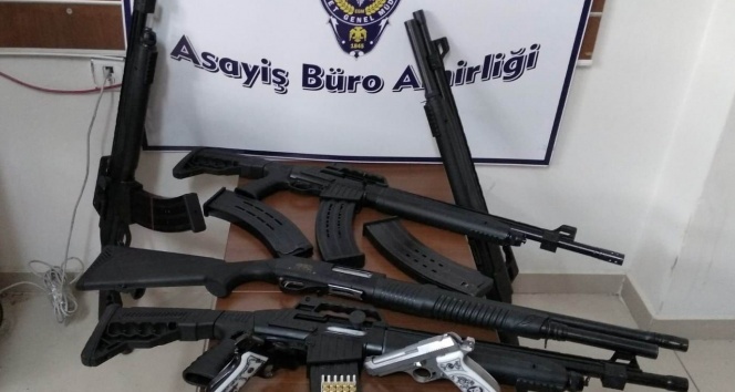 Konya’da ev baskınında çok sayıda silah ve mermi ele geçirildi