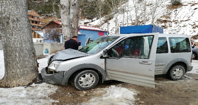 Gümüşhane-Tirebolu karayolunda aracın üzerine kaya düştü: 4 yaralı