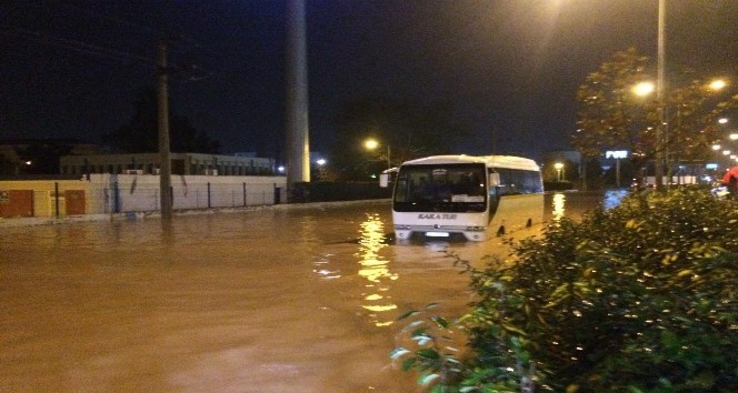 İzmir sağanak yağışa teslim oldu
